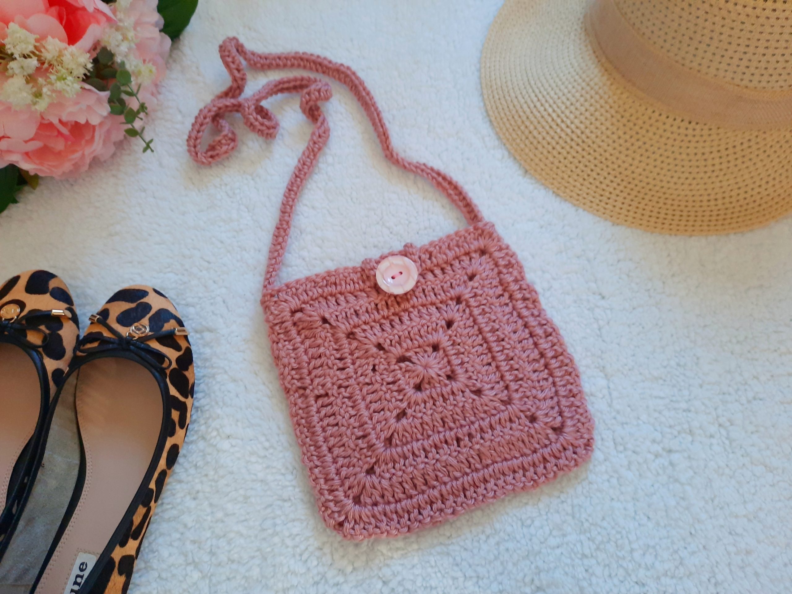 A sewing tutorial on how to make a fringe purse or boho bag. 